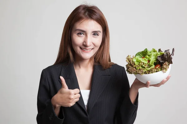 Gezonde Aziatische vrouw duimen omhoog met salade. — Stockfoto
