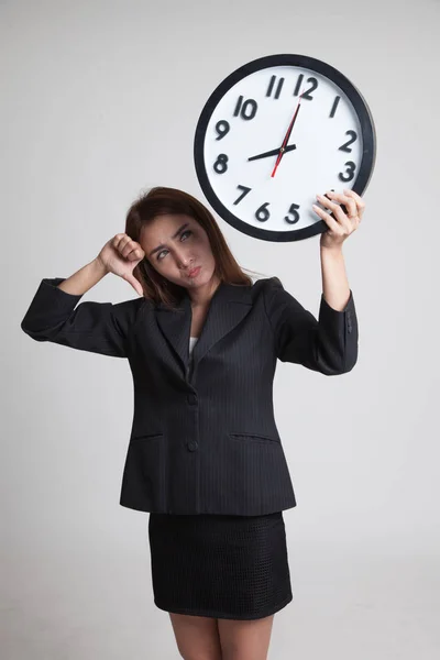 Joven mujer de negocios asiática pulgares abajo con un reloj . —  Fotos de Stock