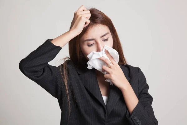 Joven mujer asiática enfermó y gripe . —  Fotos de Stock