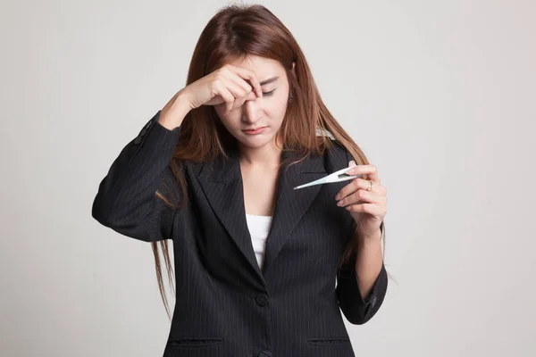 Jovem mulher asiática ficou doente e gripe . — Fotografia de Stock