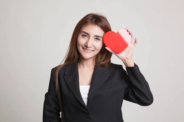 Aziatische vrouw met rood hart. — Stockfoto