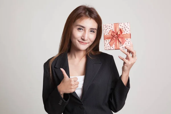 Junge asiatische Frau Daumen nach oben mit einem Geschenk-Box. — Stockfoto