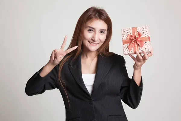 Jonge Aziatische vrouw Toon overwinning bord met een geschenkdoos. — Stockfoto