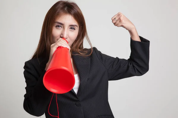 Mooie jonge Aziatische vrouw kondigen met megafoon. — Stockfoto