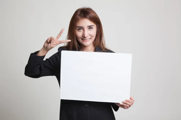 Junge asiatische Geschäftsfrau zeigt Siegeszeichen mit leerem Schild. — Stockfoto
