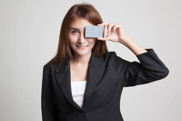 Jonge Aziatische vrouw met lege kaart boven haar oog. — Stockfoto