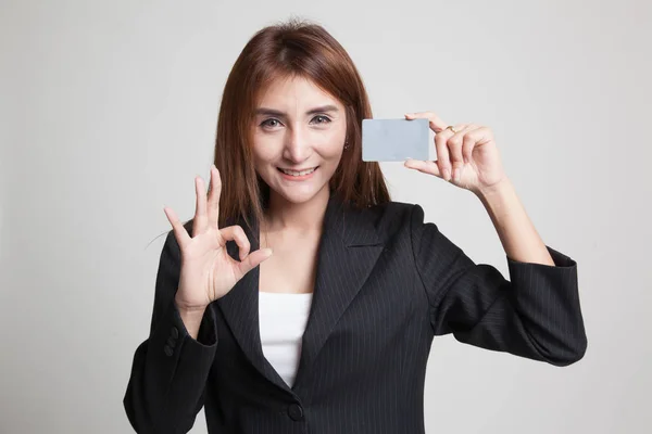 Junge asiatische Frau zeigen ok mit ein blank Karte. — Stockfoto