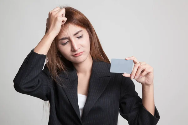 Jovem mulher asiática dor de cabeça com um cartão em branco . — Fotografia de Stock