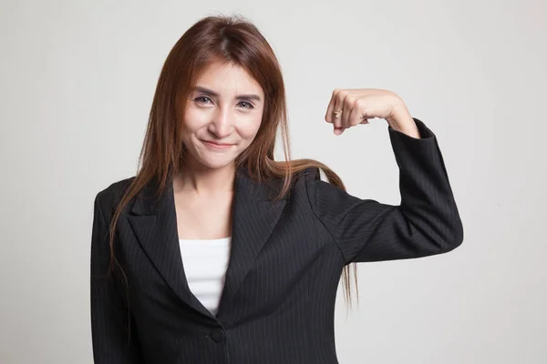 Schön junge asiatische Frau flex bicep. — Stockfoto