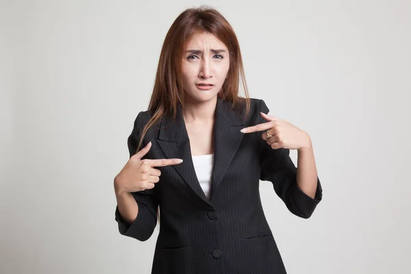 Jonge Aziatische vrouw punt zichzelf vragen waarom mij. — Stockfoto