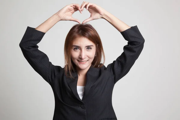 Junge asiatische Frau gestikuliert Herz Handzeichen. — Stockfoto