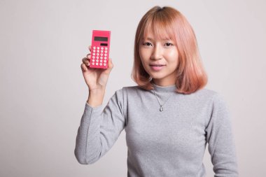 Asyalı kadın gülümseme ile hesap makinesi.