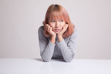 Asyalı kız üzgün bir duygu ile.