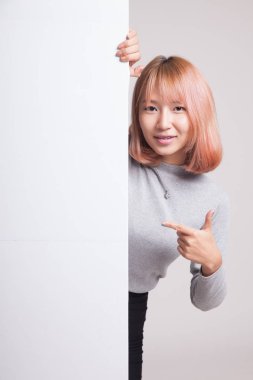 Boş bir işaret noktasına genç Asyalı kadın.