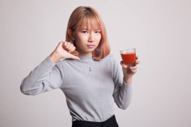 Asyalı kadın başparmak aşağı domates suyu nefret ediyorum..