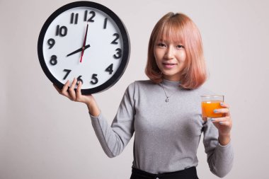 Asyalı kadın saati içki portakal suyu ile.