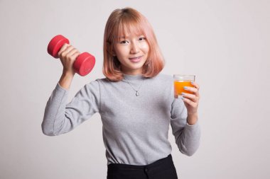Genç Asyalı kadın dumbbell içki portakal suyu ile.