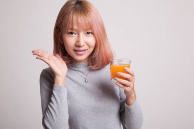 Mutlu genç Asyalı kadın içki portakal suyu.