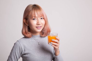 Genç Asyalı kadın içki portakal suyu.