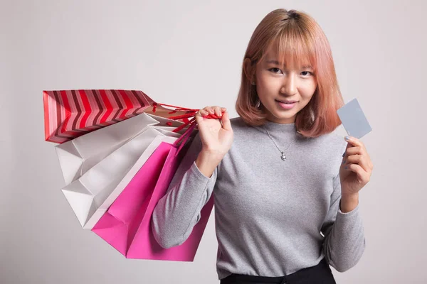 Jonge Aziatische vrouw met winkelen bag en lege kaart. — Stockfoto