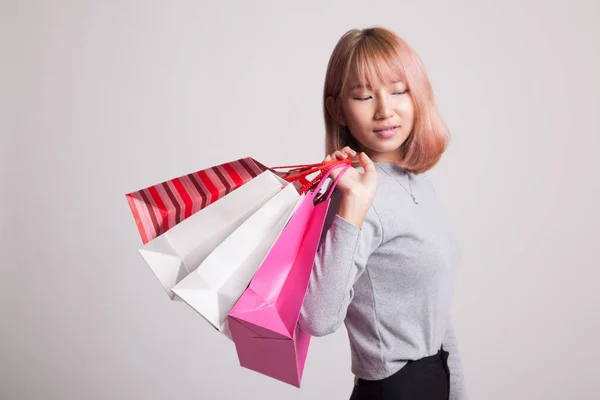 Jonge Aziatische vrouw tevreden boodschappentas. — Stockfoto