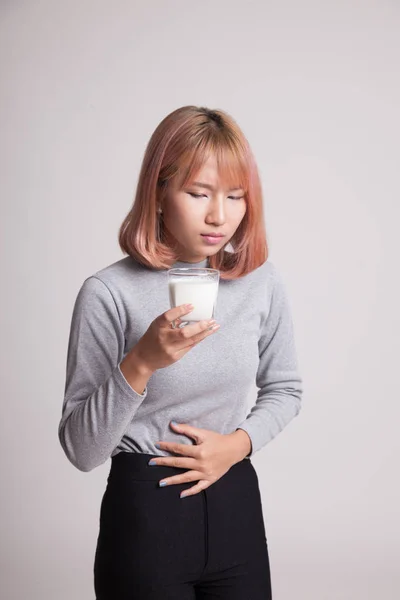 Mulher asiática bebendo um copo de leite tem dor de estômago . — Fotografia de Stock