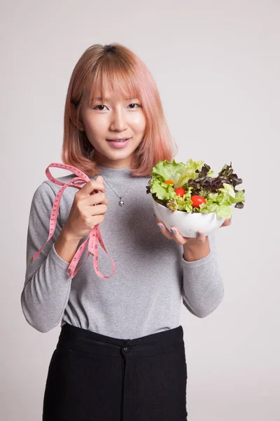 Mujer asiática saludable con cinta métrica y ensalada . —  Fotos de Stock