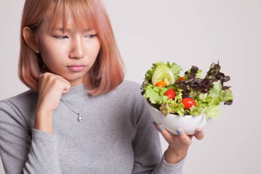 Asyalı kadın nefret salata.