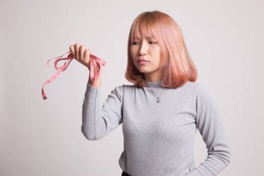 Teyp ölçme ile mutsuz genç Asyalı kadın.