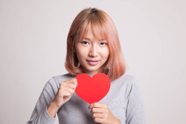 Kırmızı kalpli Asyalı kadın.