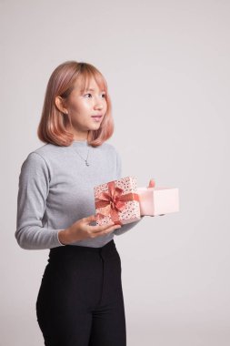 Genç Asyalı kadın açık bir hediye kutusu.
