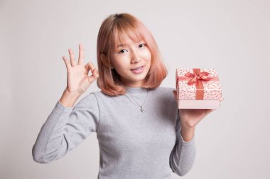 Genç Asyalı kadın gösterisi Tamam bir hediye kutusu ile.