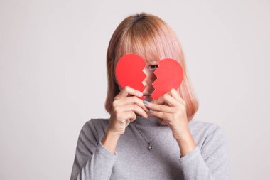 Güzel genç Asyalı kadın ile kırık kalp.