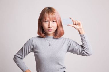 Boş bir kart ile genç Asyalı kadın.