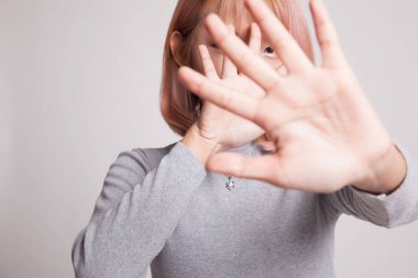 Genç Asyalı kadın yüzünü gizlemek.