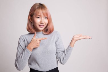 Güzel genç Asyalı kadın noktası el palm.