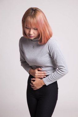 Genç Asyalı kadın mide ağrısı var.