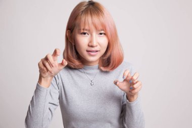 Ürkütücü el hareketi ile genç Asyalı kadın.