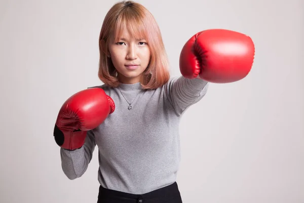 Joven mujer asiática con guantes de boxeo rojos . —  Fotos de Stock