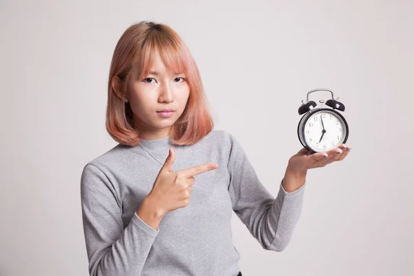Zły młoda kobieta Azji punkt do zegara. — Zdjęcie stockowe