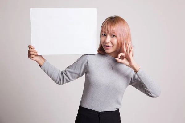 Genç Asyalı kadın göster Tamam beyaz boş işaretiyle. — Stok fotoğraf