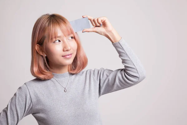 Young Asian woman think with a blank card. — Stock Photo, Image