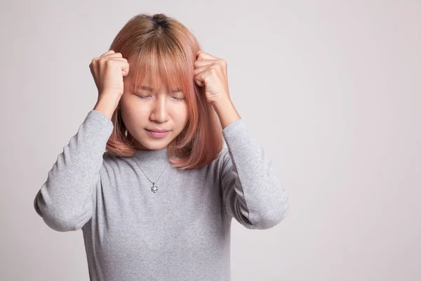 Ung asiatisk kvinna fick sjuka och huvudvärk. — Stockfoto