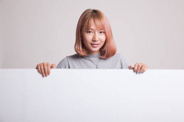 Boş işareti ile genç Asyalı kadın.