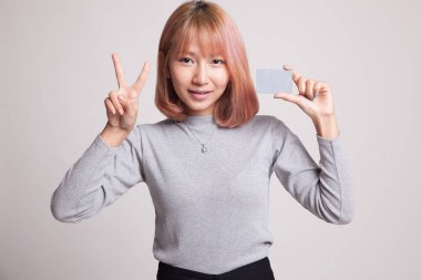 Boş bir kart ile genç Asyalı kadın gösterisi zafer.