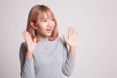 Genç Asyalı kadın şaşırır ve gülümse.