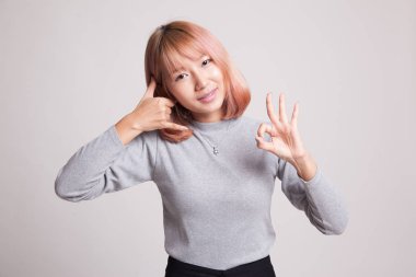 Telefon jest ve Ok işareti ile genç Asyalı kadın gösterisi.