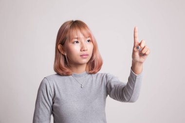 Asyalı kadın parmak ile ekranın dokunmadan.