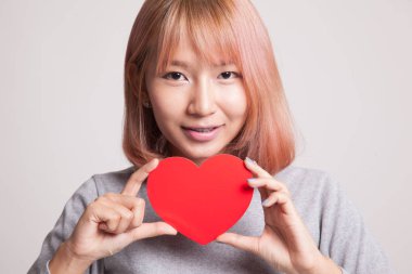 Kırmızı kalpli Asyalı kadın.