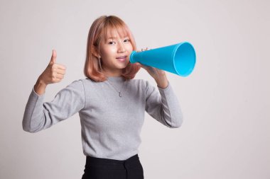 Güzel genç Asyalı kadın başparmak ortaya megapho ile duyurdu